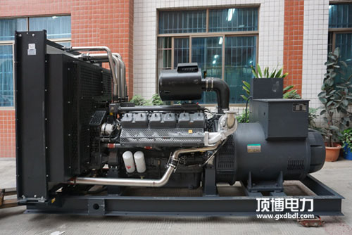 800KW無動柴油發(fā)電機組選配科浦發(fā)電機深?？刂破骷夹g(shù)參數(shù)